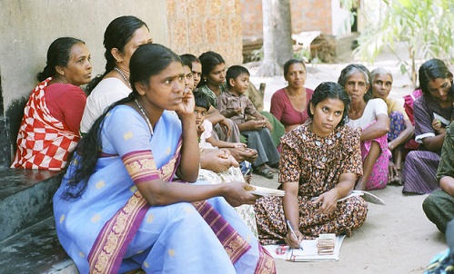 Mujeres indias en reunin para gestin de microcrditos