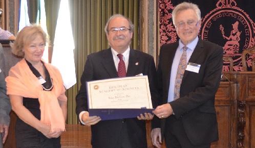 Jess Ildefonso Daz recibe el diploma que le acredita como miembro de la European Academy of Sciences