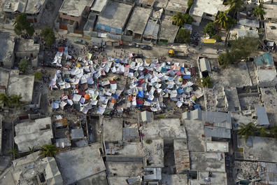 La poblacin haitiana levanta tiendas improvisadas tras el terremoto.
