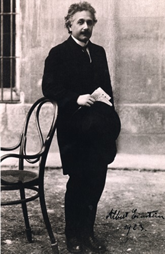 Albert Einstein, en uno de los patios de la  Facultad de Ciencias de la Universidad de Madrid,  el 6 de marzo de 1923