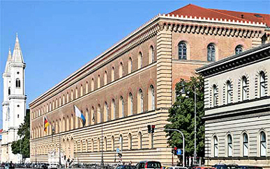Fotografa de la fachada de la Bayerische Staatsbibliothek