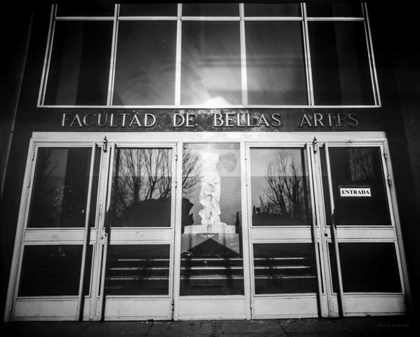Puerta de la fachada principal de la Facultad de Bellas Artes (UCM)