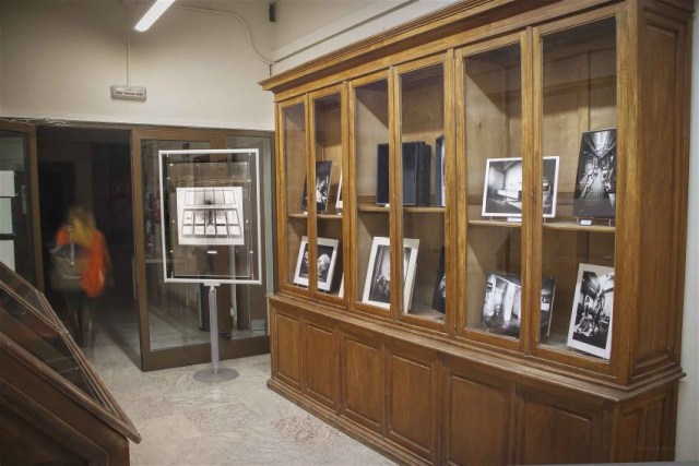 Vista de la Sala de Exposiciones de la Biblioteca (Facultad de Bellas Artes, UCM). Al fondo: Puerta de la fachada principal de la Facultad de Bellas Artes. 4,5 minutos de exposicin