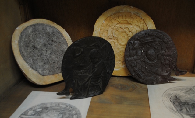 De detrs a delante Medalla de la Complutense. Moldes para fundir en macizo a la arena.  Medalla de la Complutense Medalla de la Complutense. Dibujos