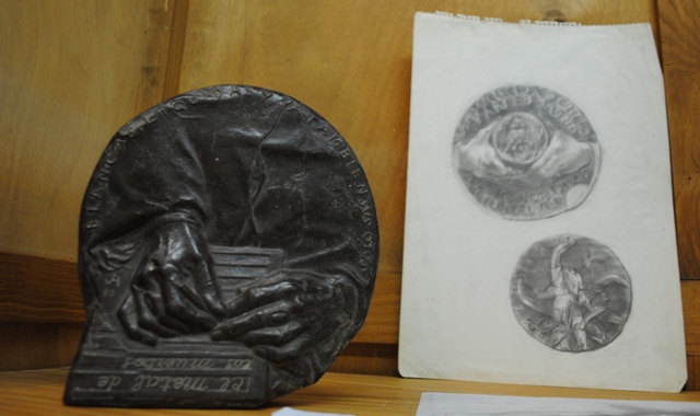 Izda.: Anverso de la medalla de Concha Espina. Dcha.: Proyecto para la medalla de la Asociacin Crticos de arte. Premio a la mejor exposicin del ao (anverso y reverso).