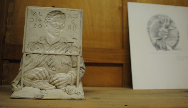 Plaqueta de la medalla del 150 aniversario de la Caja de ahorros y Monte de Piedad.