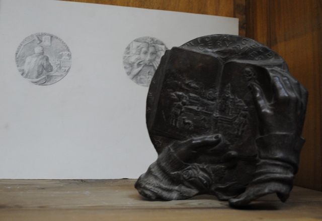 Medalla para el Premio Cervantes y primer dibujo preparatorio.