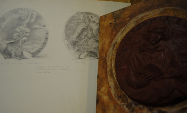 Izda.: Proyecto para la medalla del Congreso Energa y Vida (Madrid) Dcha.: Medalla de la Real Academia de la Lengua Espaola