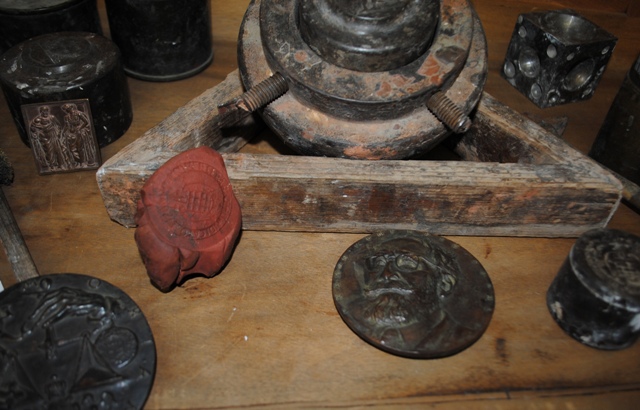 De detrs a delante y de izda. a dcha.: Punzn y anverso Escuela Po. til para el cincelado de punzones y troqueles. Molde para el batido de metal. Registro de troquel. Ejemplar acuado. Troquel Complutense