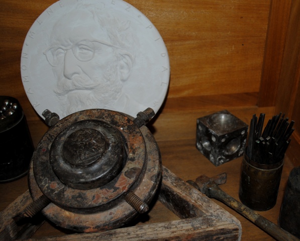 Modelo medalla Menndez Pidal, til para el cincelado de punzones y troqueles, molde para el batido de metal, martillo de cincelador y cinceles.