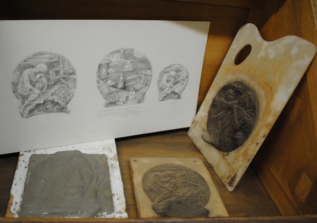De atrs a delante y de izda. a dcha.: Proyecto para medalla Santander Original en plastilina del anverso de la medalla Madrid Capital Europea de la Cultura 1992 Original en plastilina de la medalla Elena Poniatovska Original en plastilina de la medalla S