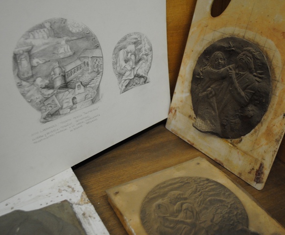 De atrs a delante y de izda. a dcha.:Proyecto para medalla Santander Original en plastilina del anverso de la medalla Madrid Capital Europea de la Cultura 1992 Original en plastilina de la medalla Santander .