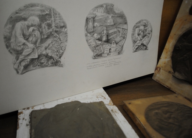 De atrs a delante y de izda. a dcha.: Proyecto para medalla Santander Original en plastilina del anverso de la medalla Madrid Capital Europea de la Cultura 1992 Original en plastilina de la medalla Santander.