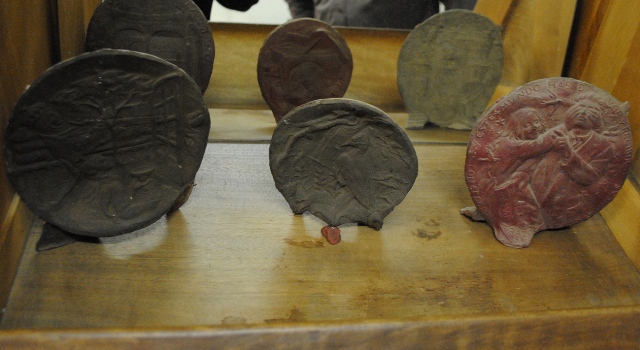 Izda.: Anverso y reverso en plastilina y cera de la medalla de las Descalzas Reales. Centro:: Anverso y reverso en plastilina y cera de la medalla de Fundacin Albniz. Premio de piano. Dcha.: Anverso y reverso en plastilina y cera de la medalla de Madrid
