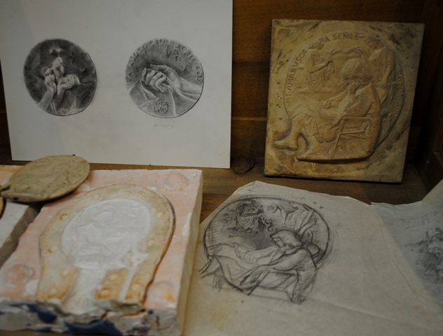 De detrs a delante y de izquierda a derecha:  Proyecto  de medalla (no realizada) para la Asociacin de Crticos de Arte.  Modelo en polister de la Medalla de la Complutense Primeros estudios para la Medalla de la Complutense Molde de silicona para fund