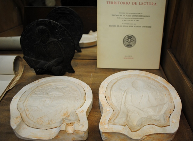 De detrs a delante y de izquierda a derecha:  Ejemplar en bronce de la medalla para la Universidad de Alcal de Henares Discurso de ingreso en la Real Academia de Bellas Artes de San Fernando Moldes de silicona para fundir a la cera perdida de la medalla