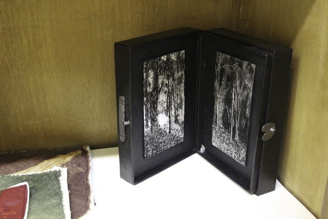ANA ZLATKES Bosque ests?, 2018 Caja de cartn pintada, bordados con hilo sobre papel reciclado 25 cm x 25 cm Libro nico