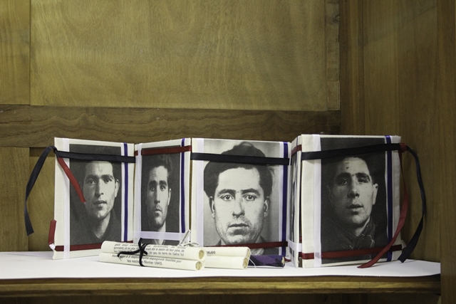 DOLORES FERNNDEZ MARTNEZ Memorial. Cinco republicanos espaoles fusilados por los nazis en 1943 (Chapelle-Basse-Mer), 2019 Transfer sobre tela con cintas anudadas en el interior de una caja reutilizada 16 cm x 18 cm x 3,5 cm Libro nico
