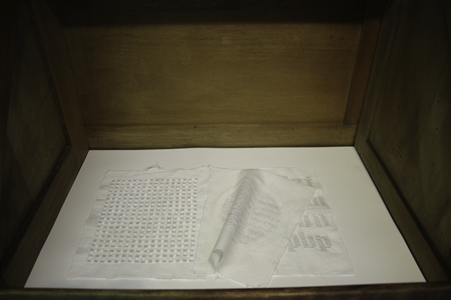 BONIFACIO BARRIO HIJOSA Blanco sobre blanco, 2019 Bordado de hilo de algodn sobre tela de algodn 20 cm x 25 cm Libro nico