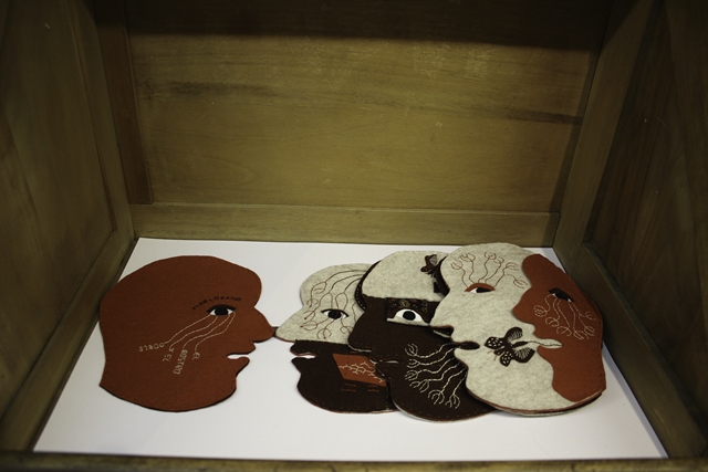 MAR LOZANO REINOSO El rostro y el doble, 2018 Fieltro, seda, gasa e hilo 29 cm x 24 cm x 6 cm Libro nico 