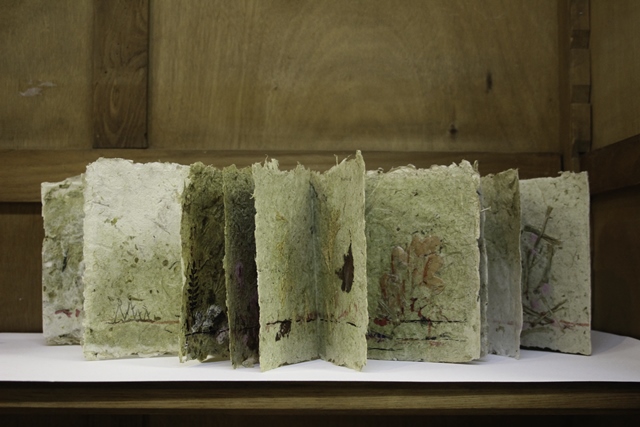 PILAR SALA VALLEJO  La vida es un camino lleno de sorpresas, 2019  Libro acorden realizado con paper-art  17 cm x 11 cm x 2,5 cm  Libro nico