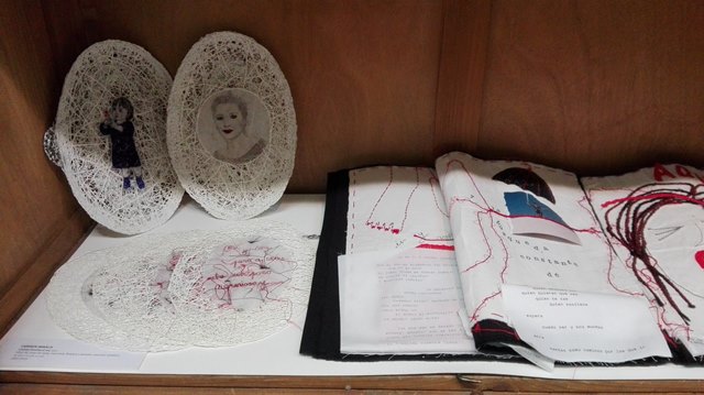 CARMEN IMBACH Cuando termina el sol, 2017 Hilos de coser de seda, macram, fliselina y almidn natural y sinttico 16 cm x 22 cm x 2 cm Libro nico