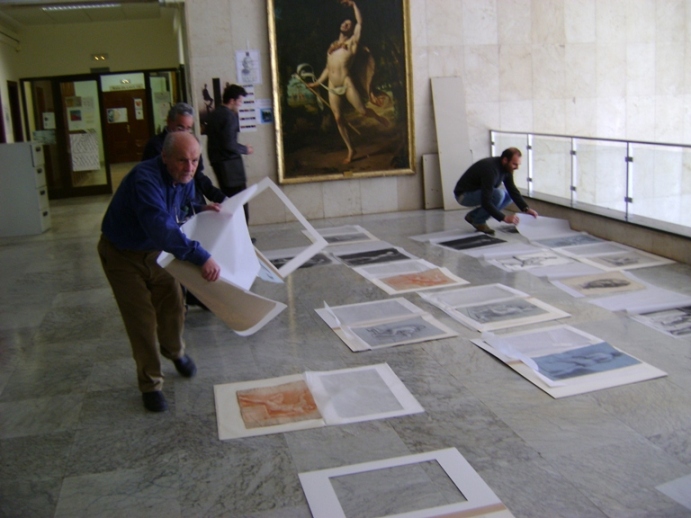 Antonio Lpez seleccionando dibujos para la exposicin