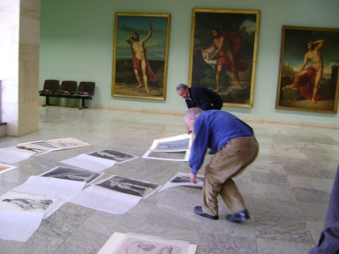 Antonio Lpez seleccionando dibujos para la exposicin2