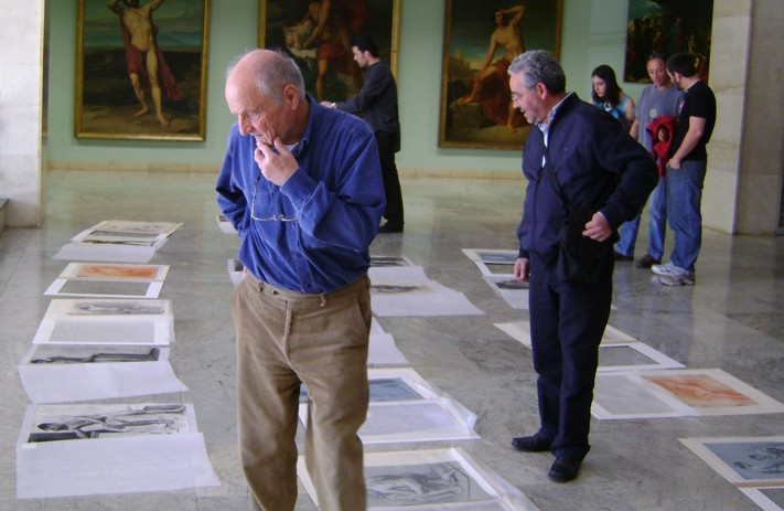 Antonio Lpez seleccionando dibujos para la exposicin