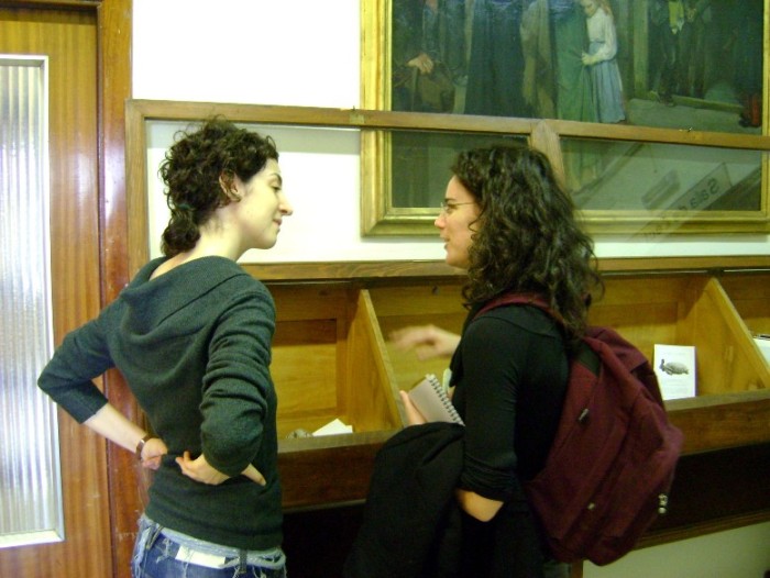 Amina Cherif-Chergui (dcha.) y Susana Botana (izqda.) durante el montaje de la exposicin
