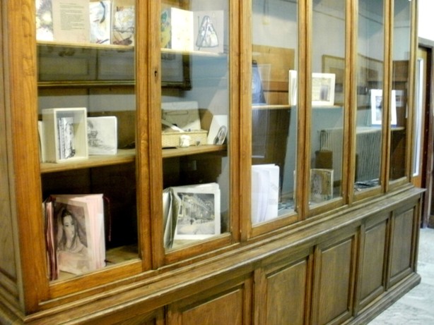 Las obras se exponen en los bellos armarios procedentes de la Biblioteca de la antigua Escuela de Bellas Artes de San Fernando