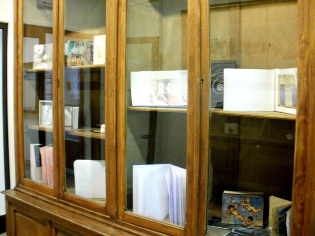 Las obras se exponen en los bellos armarios procedentes de la Biblioteca de la antigua Escuela de Bellas Artes de San Fernando