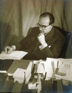 Ramn Castroviejo en su escritorio