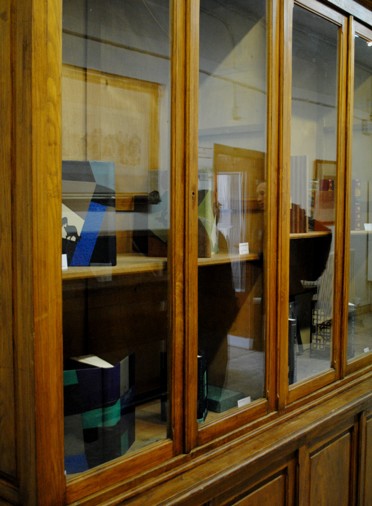 Vista general de las vitrinas de la Biblioteca de la Facultad de Bellas Artes