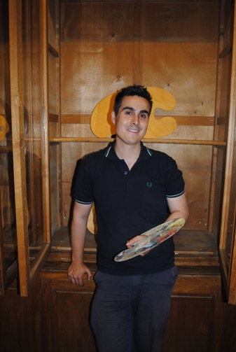 Jos Luis Prez Santiago durante el montaje de la exposicin